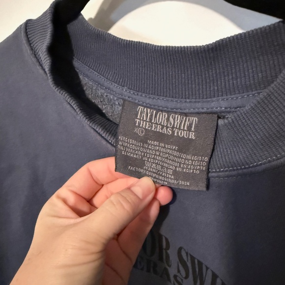 Taylor Swift Eras Tour Blue Crewneck Sweatshirt - XL - International Dates - Picture 5 of 8